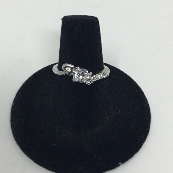 Round Cubic Ziconia with Heart Fashion Ring (H15) - Picture 2 of 8